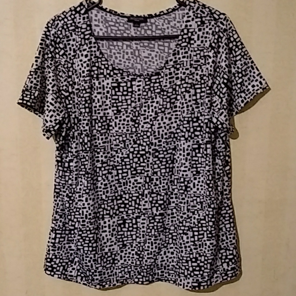 Beautiful basic black and white top